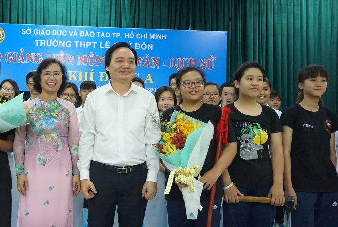 Bộ trưởng Bộ GD-ĐT Phùng Xuân Nhạ gặp gỡ giáo viên, học sinh Trường THPT Lê Quý Đôn. Ảnh: Mỹ Dung