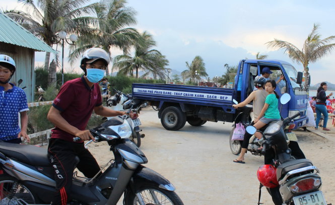 Đội quản lý trật tự đô thị TP Phan Rang-Tháp Chàm dùng ôtô chắn đường người dân vào bãi biển công cộng - Ảnh: MINH TRÂN