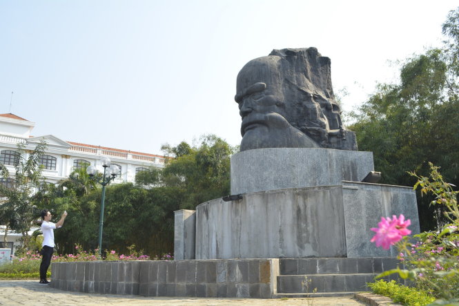 Sau 4 năm đưa tượng đài cụ Phan về công viên Phan Bội Châu ven sông Hương (Huế), phương án gắn bức phù điêu của cố điêu khắc gia Lê Thành Nhơn đến nay vẫn chưa được Bảo tàng Lịch sử và cách mạng Thừa Thiên - Huế thực hiện - Ảnh: GIA HƯNG