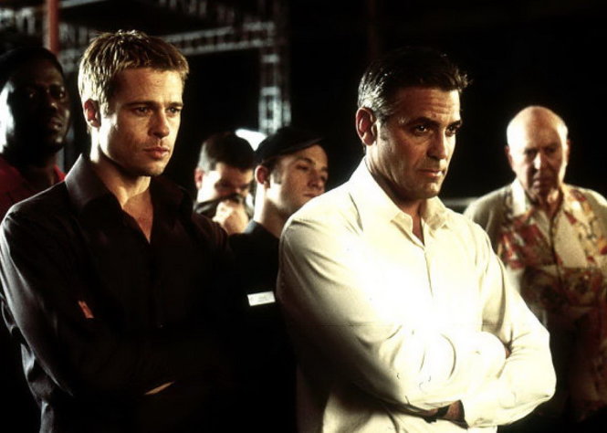 Tài tử Brad Pitt và George Clooney trong tập một của Ocean’s Eleven năm 2011. Ảnh Warner Bros.