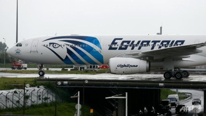 Một máy bay của EgyptAir tại sân bay Charle de Gaulle của Pháp ngày 19-5 - Ảnh: AFP
