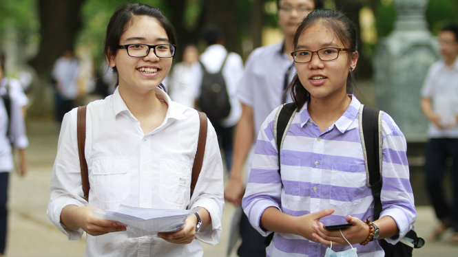 Vẻ mặt rạng rỡ các thí sinh sau khi kết thúc môn Ngữ văn tại điểm trường thi Chu Văn An, Hà Nội - Ảnh: NAM TRẦN