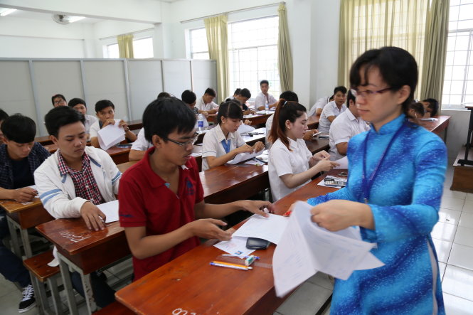 Thí sinh làm thủ tục trước giờ thi môn toán tại cụm thi Trường ĐH Công nghiệp thực phẩm TP.HCM, kỳ thi THPT quốc gia 2015 tại TP.HCM - Ảnh: Như Hùng