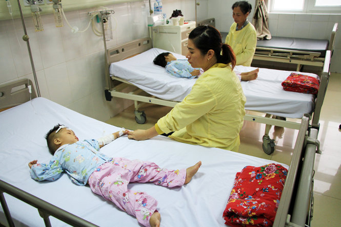 Hai cháu Như và Huy hiện đang điều trị tại bệnh viện Sản nhi tỉnh Quảng Ninh - Ảnh: Đức Hiếu