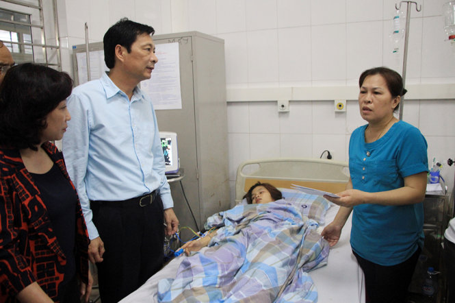 Lãnh đạo tỉnh Quảng Ninh thăm và chỉ đạo miễn phí toàn bộ chi phí điều trị, ăn ở cho nạn nhân và người nhà trong thời gian nằm viện - Ảnh: Đức Hiếu