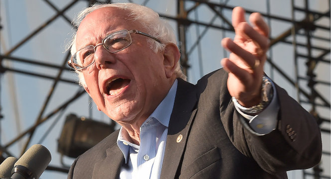 Ông Bernie Sanders phát biểu trước những người ủng hộ trong một chiến dịch vận động tranh cử tại Irvine, California ngày 22-5 - Ảnh: Getty