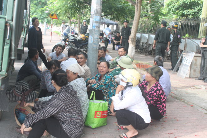 Người dân ngồi đợi trước cổng TAND  tỉnh Hưng Yên. Bên trong tòa, phiên xử đang diễn ra - Ảnh: T.L