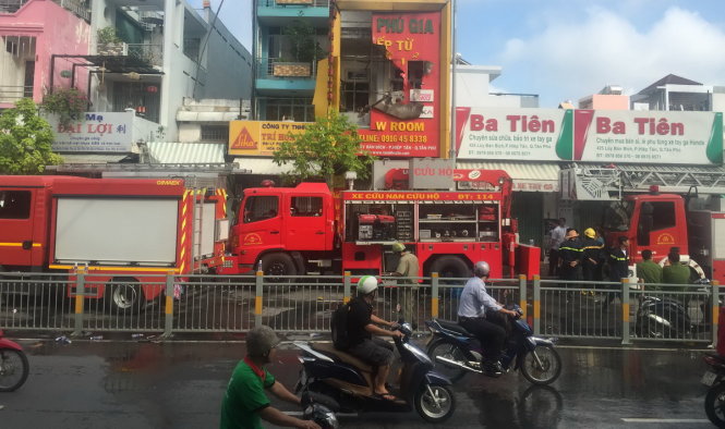 Xe cứu hỏa và cứu nạn cứu hộ được điều đến hiện trường - Ảnh: Ngọc Khải
