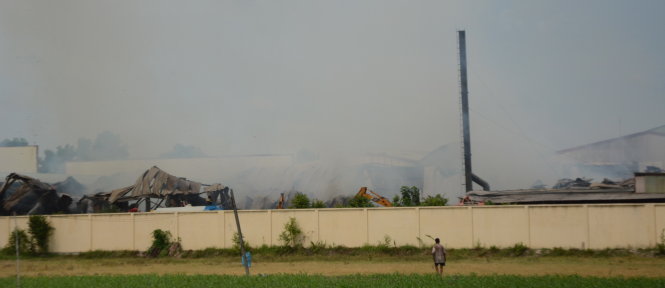 Kho xưởng 4.000 mét vuông đổ sập trong đám cháy - Ảnh: ĐỨC TRONG