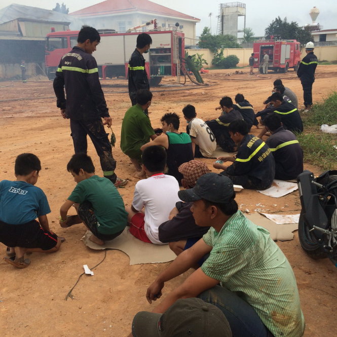 Các lực lượng cứu hộ thấm mệt sau một đêm dập lửa - Ảnh: ĐỨC TRONG