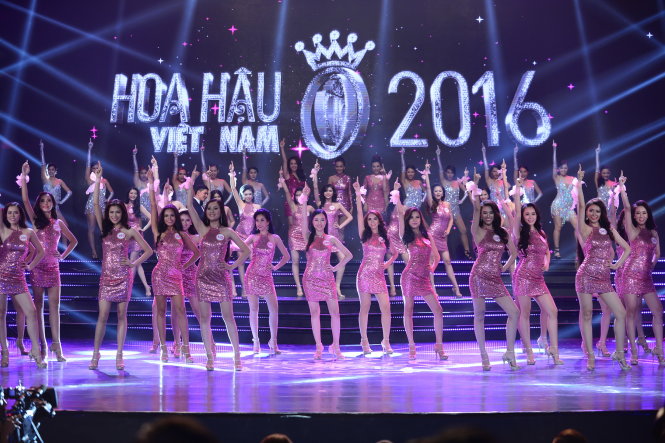 Top 30 thí sinh trong đêm chung khảo phía Nam cuộc thi Hoa hậu VN 2016 tối 12-6 - Ảnh: Quang Định