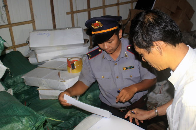 Cơ quan chức năng Quảng Trị đã niêm phong lô cá nục đông lạnh bị nhiễm phenol - Ảnh: Quốc Nam