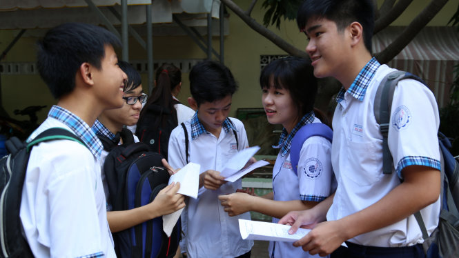 Học sinh trao đổi sau khi thi xong tại hội đồng thi trường THCS Lý Phong, Q.5, TP.HCM sáng 12-6 - Ảnh: Như Hùng