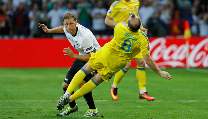 Pha tranh bóng giữa Howedes và Zozulya - Ảnh: REUTERS