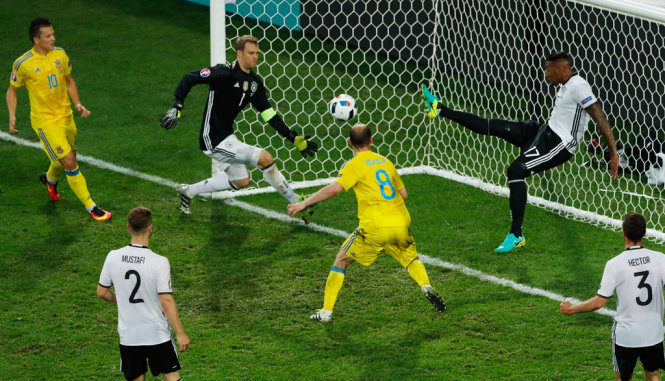 Boateng phá bóng ngay trên vạch vôi - Ảnh: REUTERS