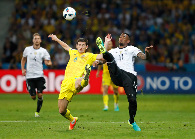 Pha tranh bóng giữa Boateng (phải) và Stepanenko - Ảnh: REUTERS