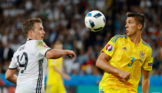 Pha tranh bóng giữa Goetze (trái) và Khacheridi - Ảnh: REUTERS