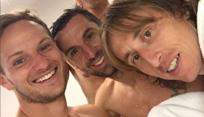 Modric (phải) cùng Rakitic (trái) và đội trưởng Srna vui mừng trong phòng thay đồ sau trận thắng Thổ Nhĩ Kỳ 1-0 - Ảnh: Instagram Rakitic