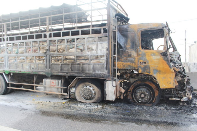 Chiếc xe tải chở vôi bột bốc cháy trên Quốc lộ 1A đoạn qua xã Quỳnh Văn, huyện Quỳnh Lưu.