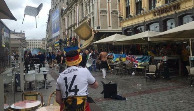 Hiện trường nơi xảy ra cuộc đụng độ giữa CĐV Đức và Ukraine. Ảnh: Twitter