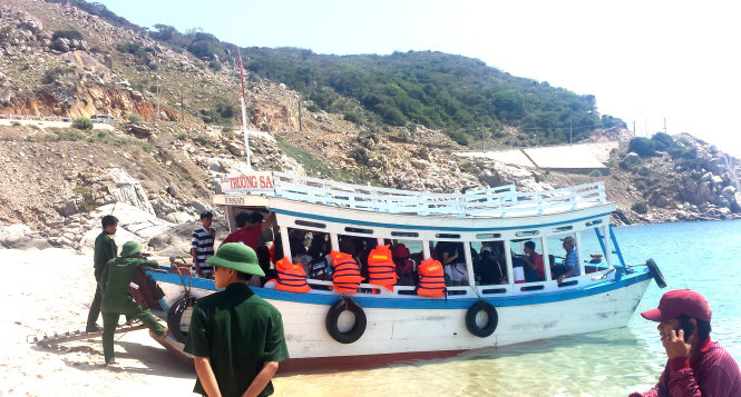 Bộ đội biên phòng kiểm tra tàu chở du khách tại Bãi Chuối (Ninh Thuận) vào sáng 13-6 - Ảnh: K.D.