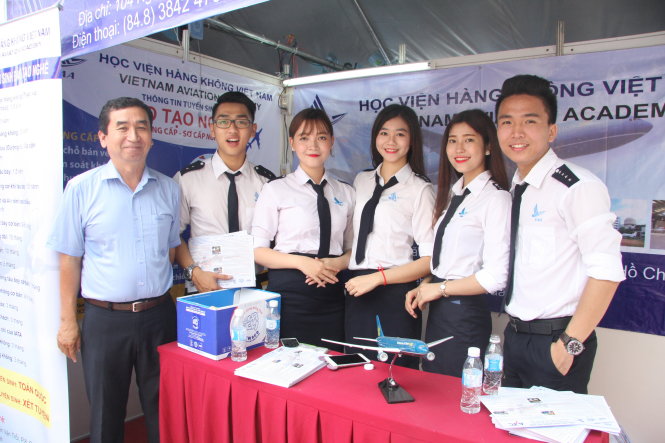 Sinh viên Học viện Hàng không VN tham gia giới thiệu các ngành nghề đào tạo của học viện trong Ngày hội tư vấn tuyển sinh - hướng nghiệp 2016 - Ảnh: TRẦN HUỲNH