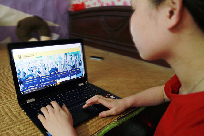 Người dùng truy cập hệ thống tuyển sinh trực tuyến của TP Hà Nội để tìm kiếm thông tin tuyển sinh đầu cấp - Ảnh: NAM TRẦN