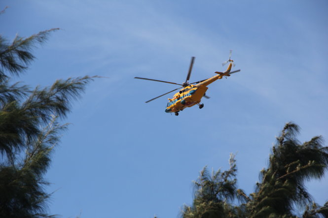 Trực thăng tìm kiếm cứu nạn máy bay tiêm kích Su 30 MK2 ở vùng biển Cửa Hội - Ảnh: Doãn Hòa