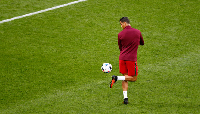 Ronaldo khởi động trước trận - Ảnh: REUTERS