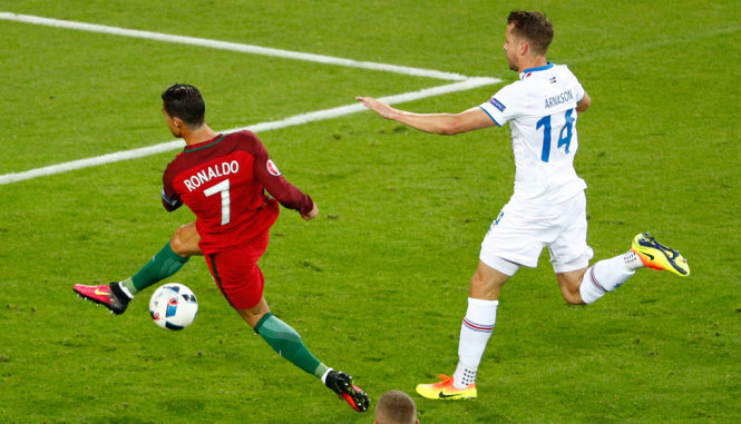 Pha bóng Ronaldo sút hụt bóng - Ảnh: REUTERS