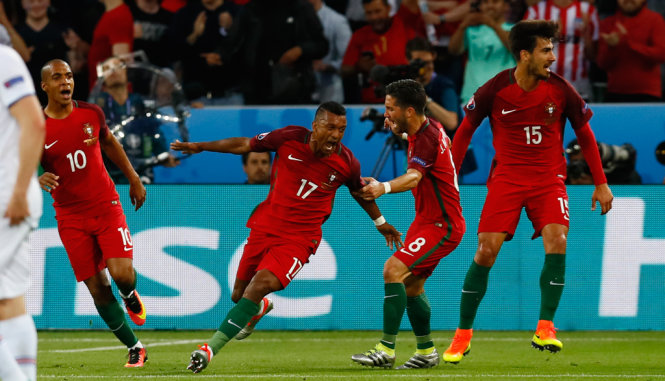 Nani ăn mừng bàn thắng mở tỉ số vào lưới Iceland - Ảnh: REUTERS