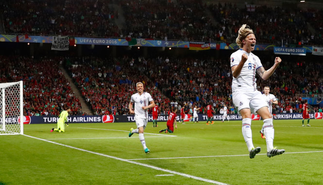 Bjarnason ăn mừng bàn thắng gỡ hòa 1-1 của Iceland - Ảnh: REUTERS