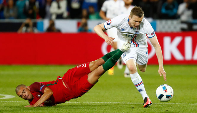 Pha phạm lỗi của Pepe với Sigurdsson - Ảnh: REUTERS