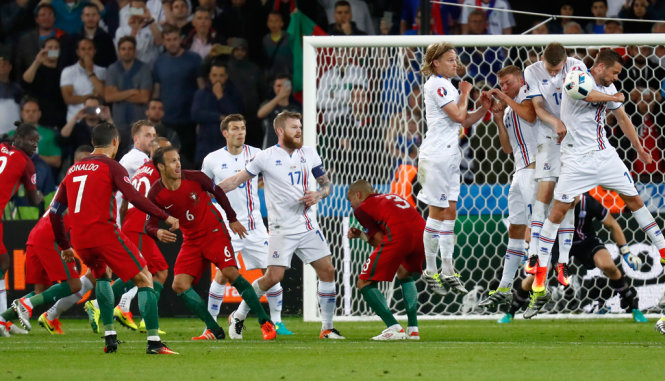 Ronaldo sút bóng dội hàng rào chắn vào cuối trận Bồ Đào Nha hòa Iceland 1-1 - Ảnh: REUTERS