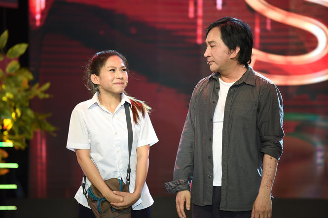 Bình Tinh biểu diễn cùng cha nuôi là NSƯT Kim Tử Long