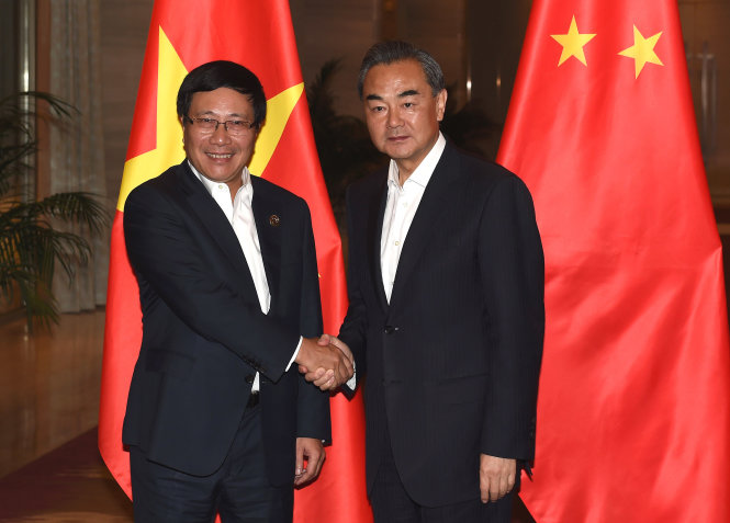 Phó thủ tướng, Bộ trưởng Bộ Ngoại giao Phạm Bình Minh (trái) gặp Ngoại trưởng Trung Quốc Vương Nghị bên lề hội nghị ngày 13-6 - Ảnh: TTXVN