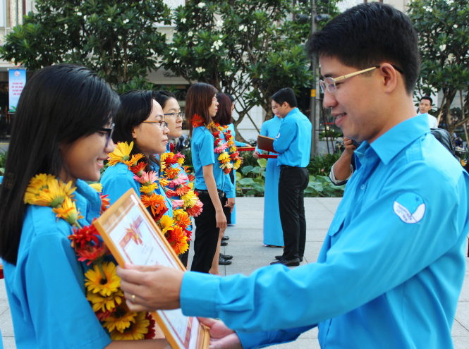 Chủ tịch Hội LHTN VN TP.HCM Phạm Hồng Sơn (phải) trao khen thưởng cho 24 thủ lĩnh thanh niên cơ sở tiêu biểu của TP.HCM - Ảnh: Q.L.
