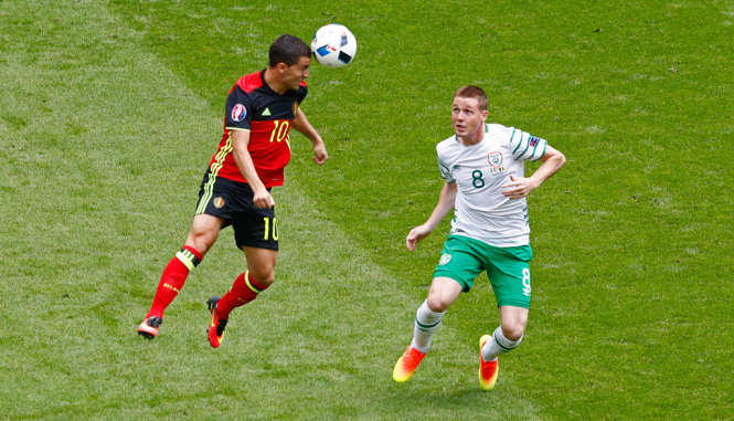 Eden Hazard (trái) tranh bóng với James McCarthy - Ảnh: REUTERS