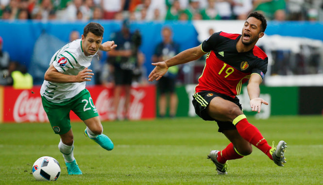 Pha tranh bóng giữa Dembele và Hoolahan (trái) - Ảnh: REUTERS