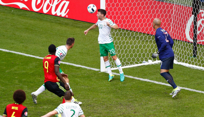Hoolahan phát bóng trên vạch vôi - Ảnh: REUTERS