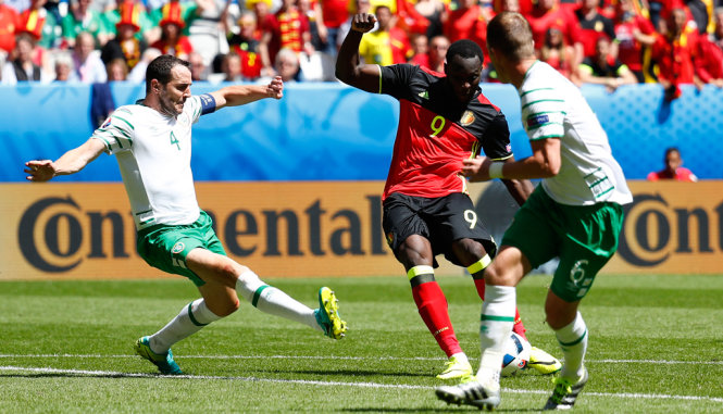 Lukaku sút bóng ghi bàn - Ảnh: REUTERS