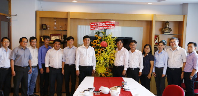 Anh Lê Quốc Phong, bí thư thứ nhất Trung ương Đoàn, thăm và chúc mừng báo Tuổi Trẻ nhân Ngày báo chí cách mạng VN chiều 17-6
- Ảnh: Ngọc Dương