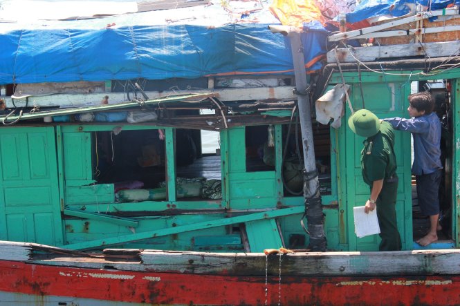 Tàu cá QNg 95821 bị tông bể nguyên mạn phải gỗ gãy nát - Ảnh: Trần Mai