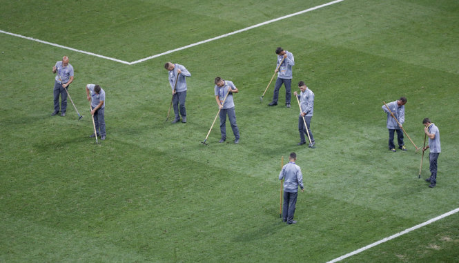 Mặt sân Stade de Nice được chăm sóc sau trận Tây Ban Nha – Thổ Nhĩ Kỳ - Ảnh Reuters