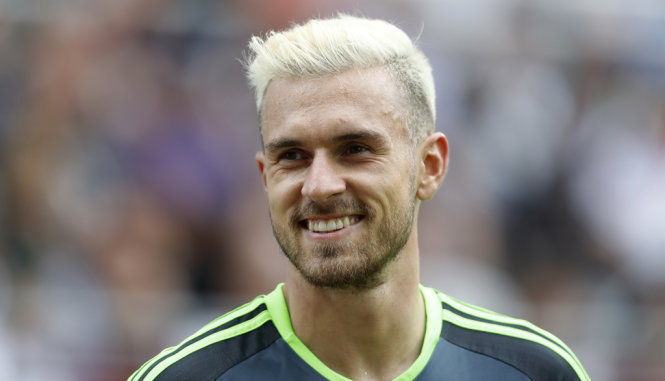 Ramsey xuất hiện tại VCK Euro 2016 với mái tóc bạch kim. - Ảnh Reuters