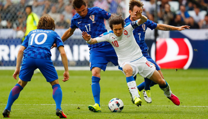 Rosicky (10) trong vòng vây các cầu thủ Croatia - Ảnh: REUTERS