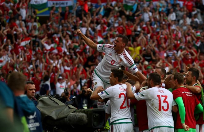 Các cầu thủ Hungary ăn mừng bàn thắng gỡ hòa 1-1. Ảnh: UEFA