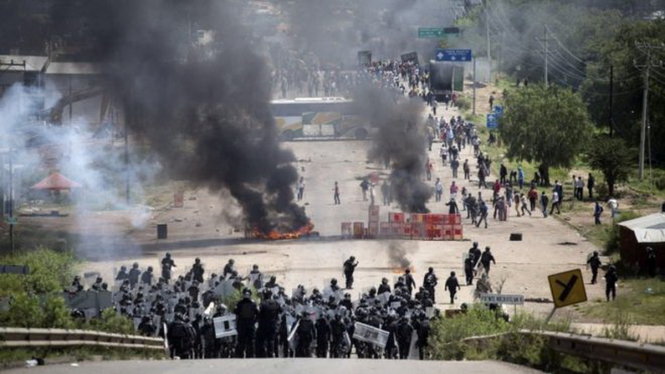 Người biểu tình phong tỏa con đường dẫn tới Mexico City - Ảnh: EPA