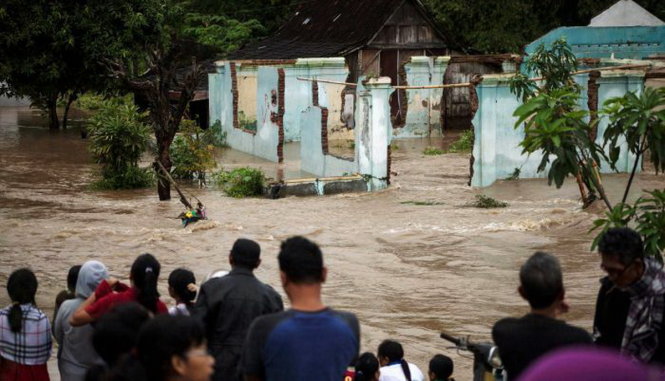 Nước lũ tràn qua dân cư Kampung Sewu ở Solo, tỉnh Trung Java, Indonesia - Ảnh: Reuters