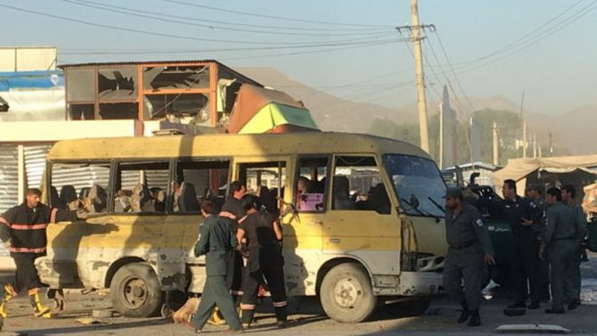 Cảnh sát Afghanistan tại hiện trường sau vụ đánh bom - Ảnh: Reuters